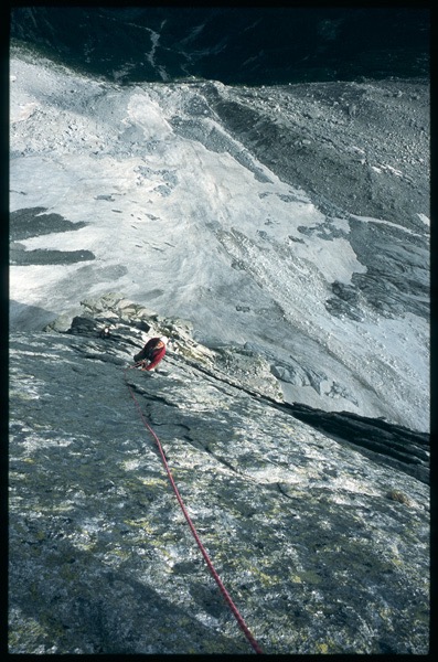14 et 15 Juillet, le Bügeleisen, Bergell, Suisse. Il a 78 ans. Les grimpeurs italiens que nous rencontrons s’exclament : « porca putana ! ». C’est de l’admiration.